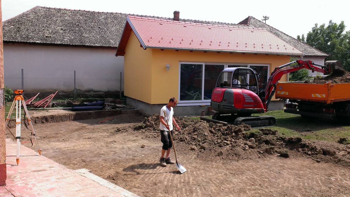 Uređenje platoa i iskopa oko objekta – Bazen Popovac