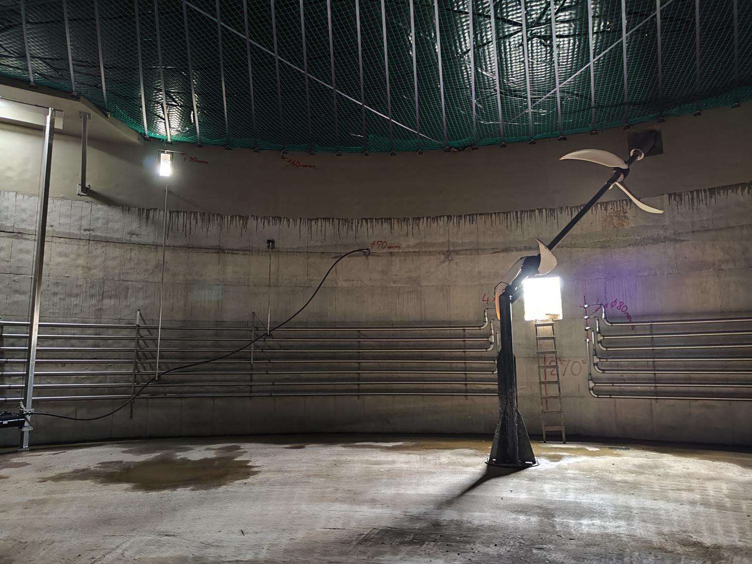 Miješalica i procesni cjevovodi u spremniku – BPS Alter Biogas I