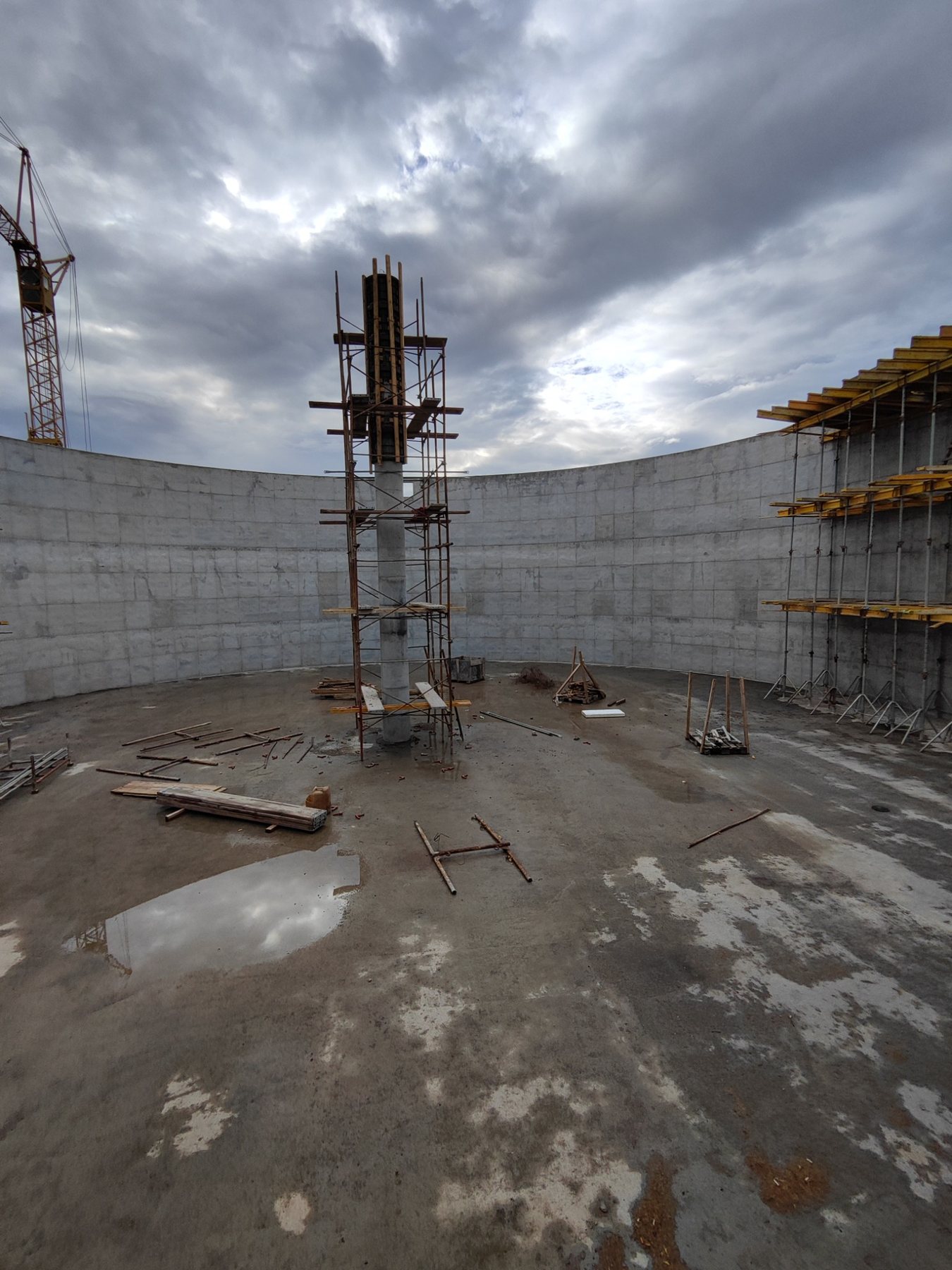 Unutrašnjost kružnog spremnika s centralnim stupom – BPS Alter Biogas Plan