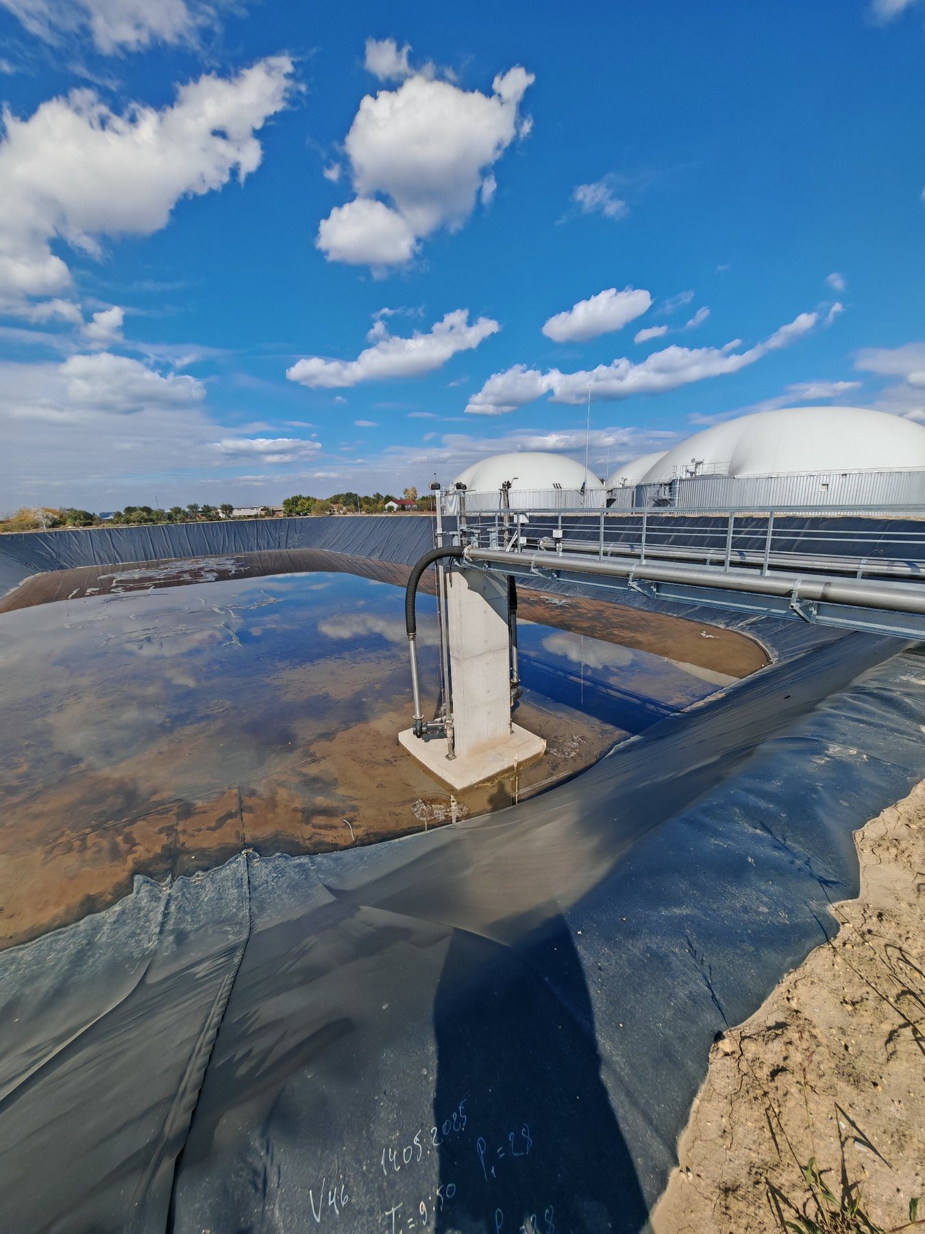 Laguna s procesnim mostom i cjevovodima – BPS Alter Biogas Plan