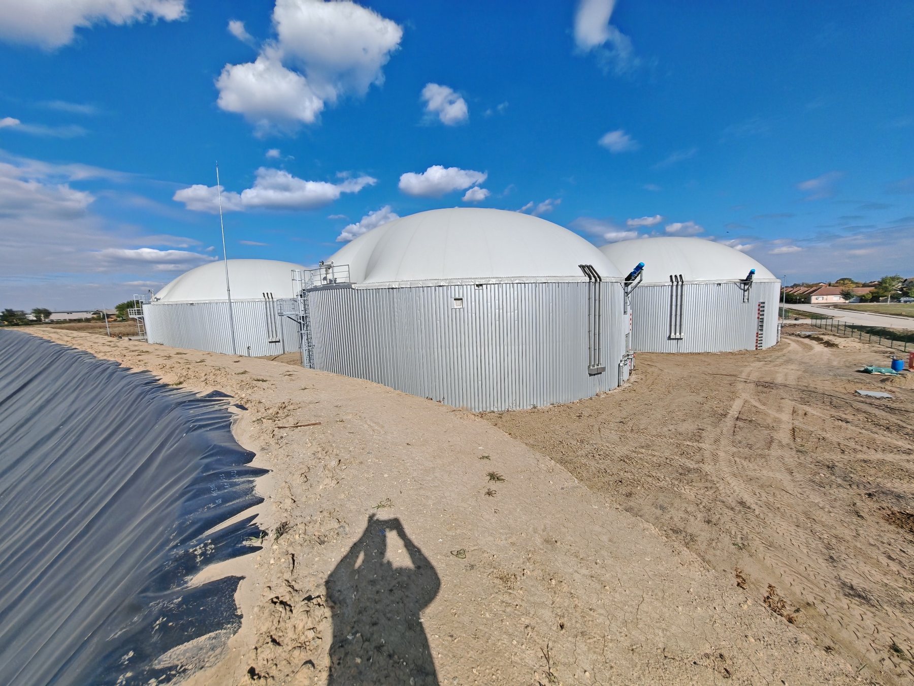 Završeni digestori uz lagunu – BPS Alter Biogas Plan