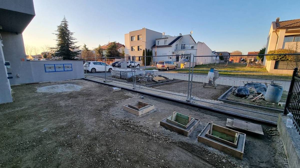 Prednji prilaz – Stambena zgrada s tri stambene jedinice Osijek