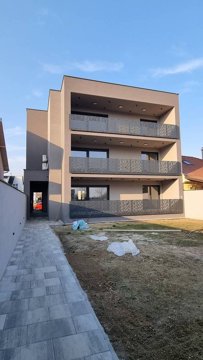 Dvorišni pogled na završeni objekt – Stambena zgrada s tri stambene jedinice Osijek
